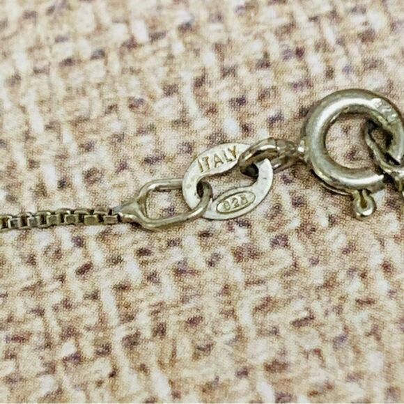 Avon Initial T Sterling Silver Chain - Picture 4 of 4